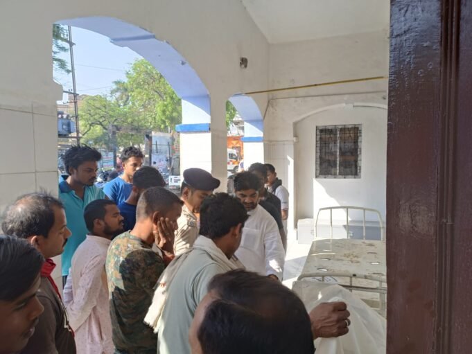 सड़क दुर्घटना में एक की मौत, दो घायल
