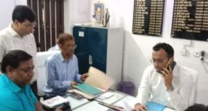डीएम ने अधिकारियों के साथ समीक्षा बैठक की