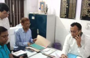 डीएम ने अधिकारियों के साथ समीक्षा बैठक की