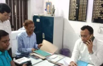 डीएम ने अधिकारियों के साथ समीक्षा बैठक की