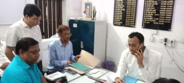 डीएम ने अधिकारियों के साथ समीक्षा बैठक की