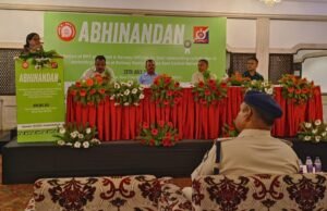 तस्करी कर ले जा रहे बच्चों को बचाने वाले रेलकर्मियों को किया गया सम्मानित