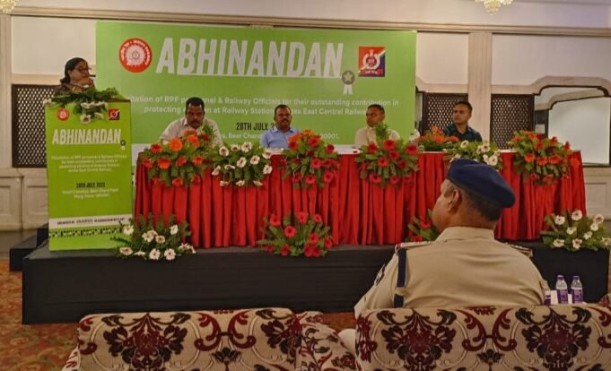 तस्करी कर ले जा रहे बच्चों को बचाने वाले रेलकर्मियों को किया गया सम्मानित
