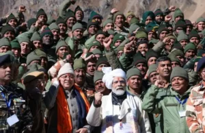 मोदी का उत्तराखंड दौरा, गुंजी में सेना के जवानों से की मुलाकात